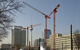 Drei rote Wölffe beim Bau eines neues Hotelkomplexes am Berliner Alexanderplatz.